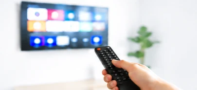 テレビをリモコンで操作するイメージ